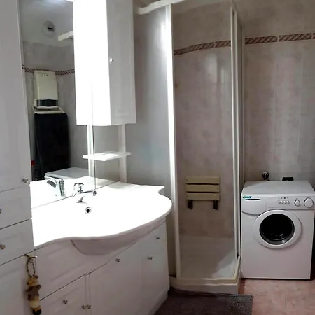 Apartament Vue Mer, Balcon Face Port De Garavan, Et Gare A Pied *
